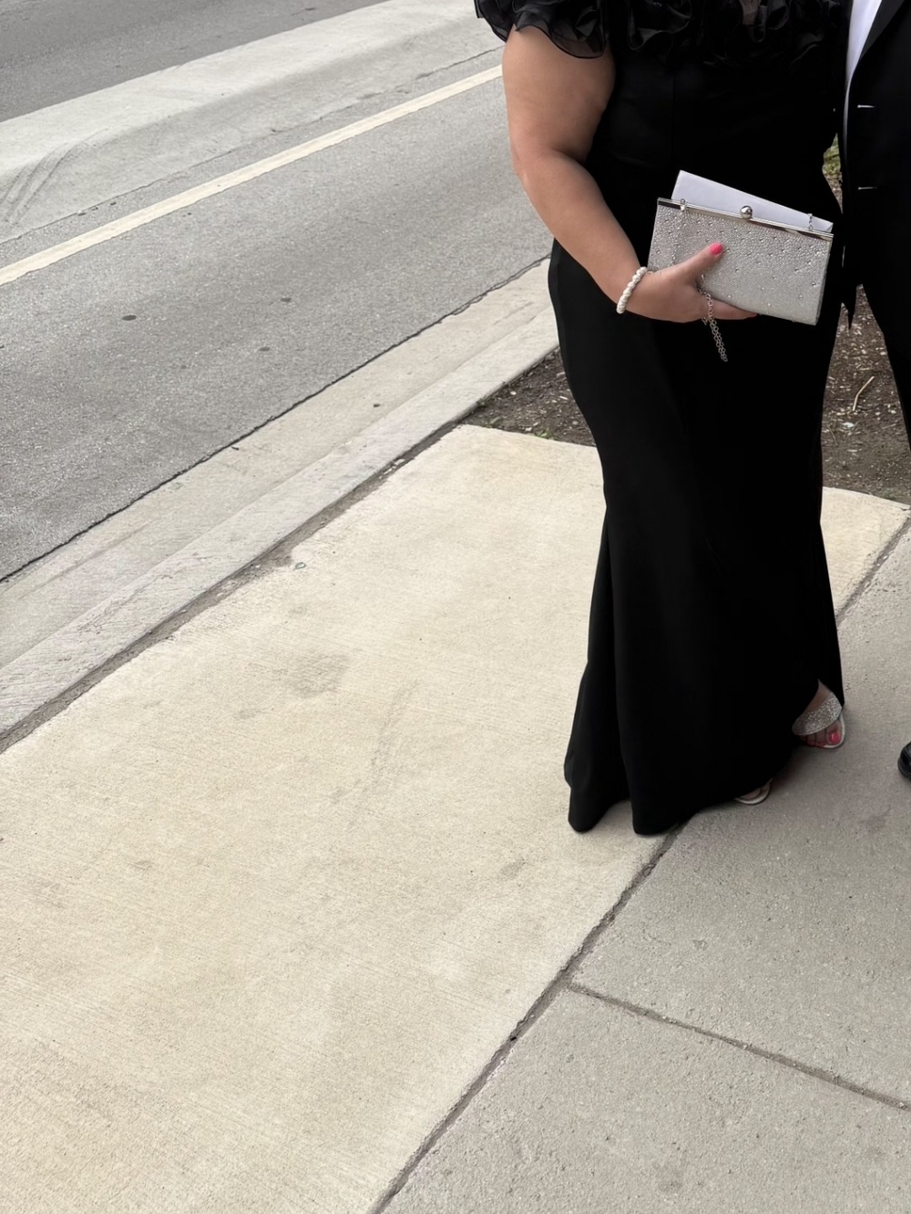 Elegant Black Ruffle-Detail Evening Dress - Picture 2 of 2